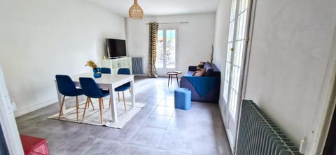 Communal lounge/ TV room, Living room, Seating area