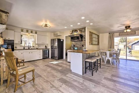 Kitchen or kitchenette, Seating area, dishwasher, minibar, stove