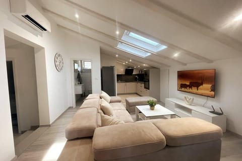 TV and multimedia, Living room, Photo of the whole room, Seating area