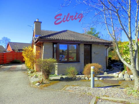 Facade/entrance, Neighbourhood, Natural landscape, Garden, Garden, On site, Garden view, Mountain view, Street view