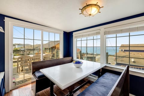 Captain's Quarters and Cabins Cabin in Depoe Bay