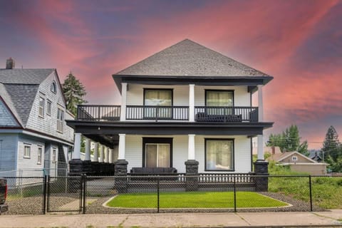 Historic 2 KING BED 1 Bath Near Downtown Spokane Apartment in Spokane