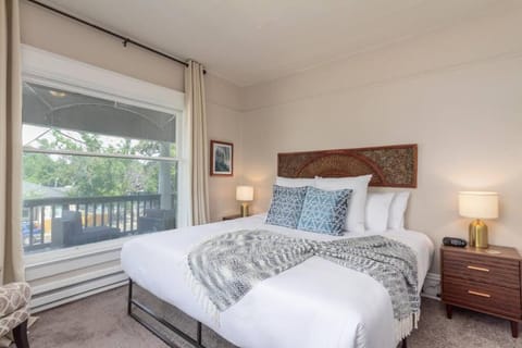 Historic 2 KING BED 1 Bath Near Downtown Spokane Apartment in Spokane