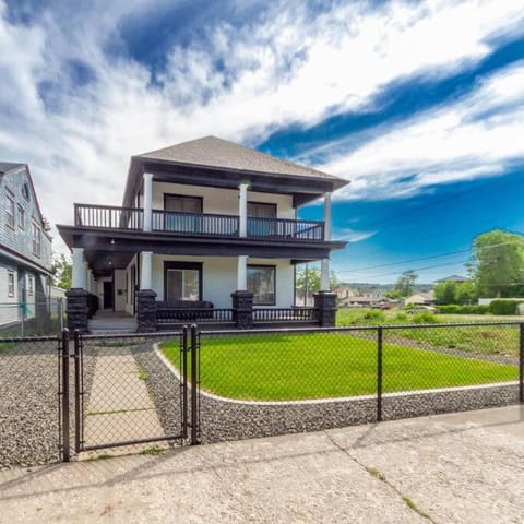 Historic 3 Bed 1 bath Near Downtown Spokane Apartment in Spokane