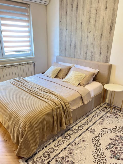 Bed, Photo of the whole room, Decorative detail, Bedroom, air conditioner