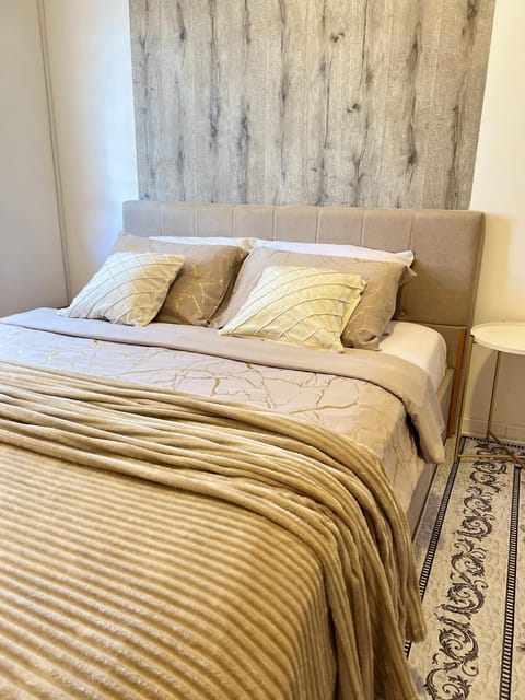 Bed, Photo of the whole room, Decorative detail, Bedroom