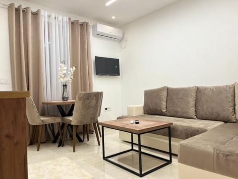 TV and multimedia, Seating area, Dining area, air conditioner