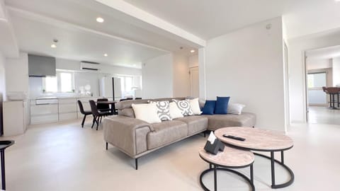 Kitchen or kitchenette, Living room, Seating area, Dining area
