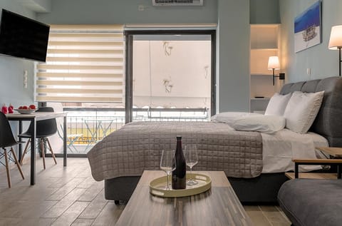 Bed, TV and multimedia, Seating area