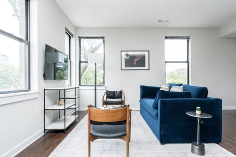 CozySuites Music Row Stunning 2BR -free parking 50 Apartment in Music Row