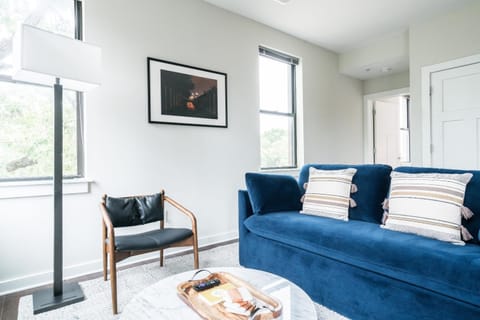CozySuites Music Row Stunning 2BR -free parking 50 Apartment in Music Row