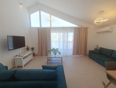 TV and multimedia, Living room, Seating area, air conditioner