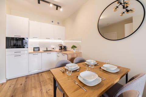 Coffee/tea facilities, Kitchen or kitchenette, dishwasher, stove