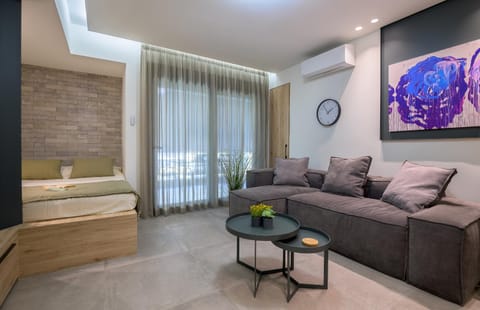 Bed, TV and multimedia, Living room, Seating area, Bedroom