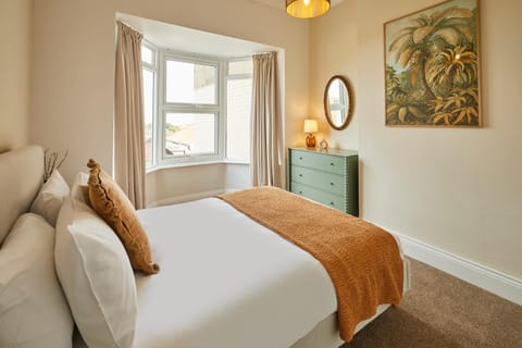 Bed, Decorative detail, Bedroom