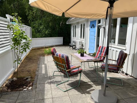 Property building, Patio, Patio, Facade/entrance, Dining area