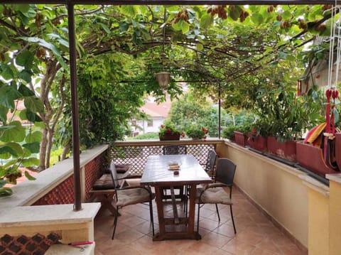 Day, Seating area