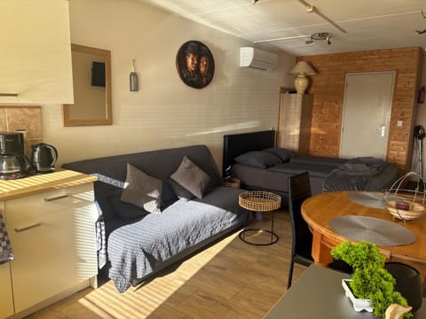 Coffee/tea facilities, Kitchen or kitchenette, Seating area