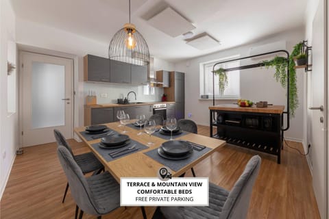 Kitchen or kitchenette, Dining area, stove