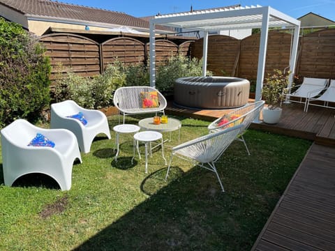 Patio, Garden, Garden, Hot Tub, Hot Tub, Balcony/Terrace, Spa and wellness centre/facilities, Garden view, sunbed