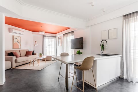 TV and multimedia, Balcony/Terrace, Kitchen or kitchenette, Living room, Photo of the whole room, Seating area, Dining area, oven