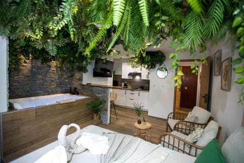 Natural landscape, Hot Tub, Living room, Seating area, Dining area