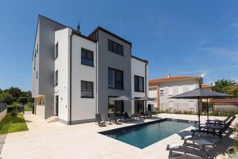 Property building, Day, Pool view, Swimming pool, sunbed