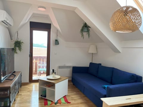 TV and multimedia, Living room, Seating area, air conditioner