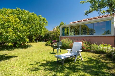 Property building, Spring, Day, Natural landscape, Garden, Garden view, sunbed