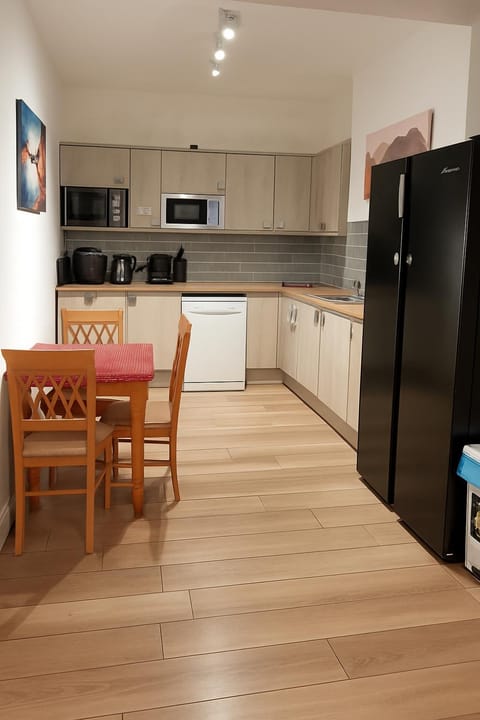 Coffee/tea facilities, Kitchen or kitchenette, Dining area, dishwasher, toaster