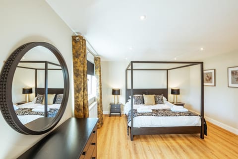 Bed, Bedroom, towels