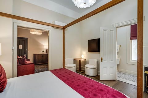 Bed, TV and multimedia, Living room, Seating area, Bedroom