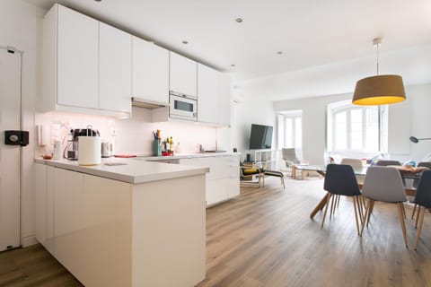 TV and multimedia, Coffee/tea facilities, Kitchen or kitchenette, Living room, Seating area, Dining area, minibar, oven, pet friendly, stove