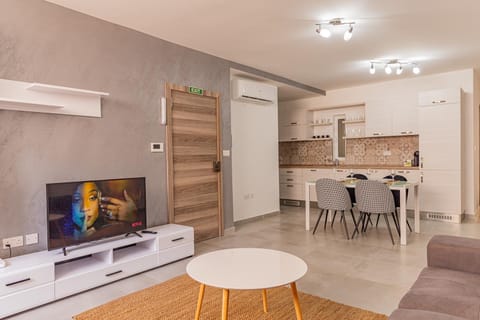 TV and multimedia, Kitchen or kitchenette, Living room, Seating area, Dining area, Evening entertainment