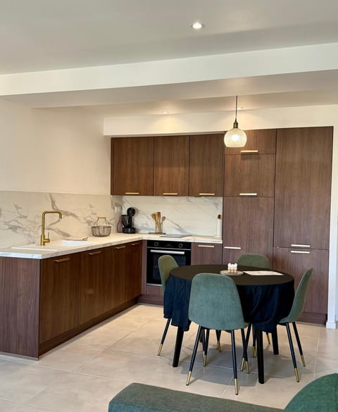 Kitchen or kitchenette, Dining area, stove