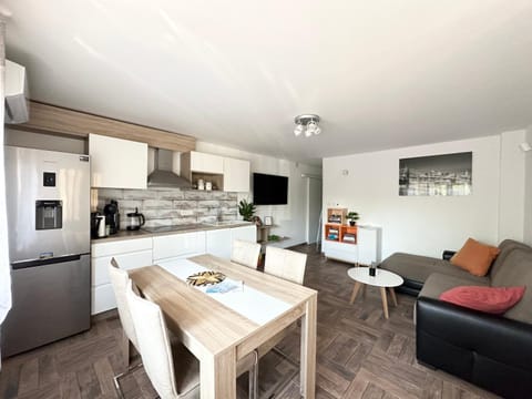 Communal lounge/ TV room, TV and multimedia, Kitchen or kitchenette, Living room, Seating area, Dining area, dishwasher, stove, toaster