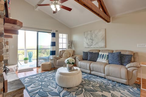 Canyon Lake Rental with Balcony and Lake Views House in Canyon Lake