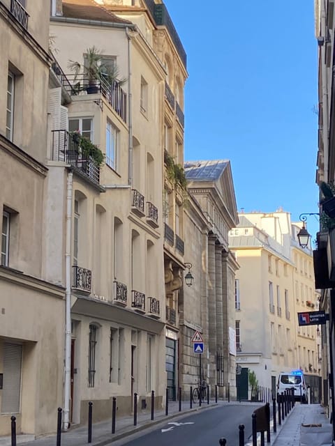 Property building, Neighbourhood, Location