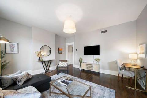 Walkable 2BR near Findlay Market Downtown UC Apartment in Over The Rhine