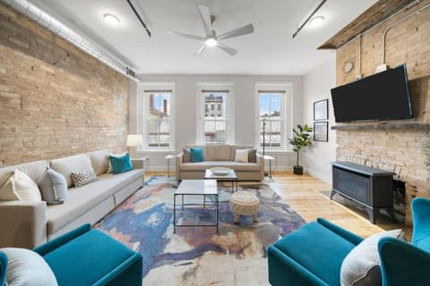 Huge Retrea w Rooftop Deck Stay At Farmers Market House in Over The Rhine