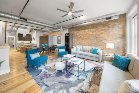 Huge Retrea w Rooftop Deck Stay At Farmers Market House in Over The Rhine