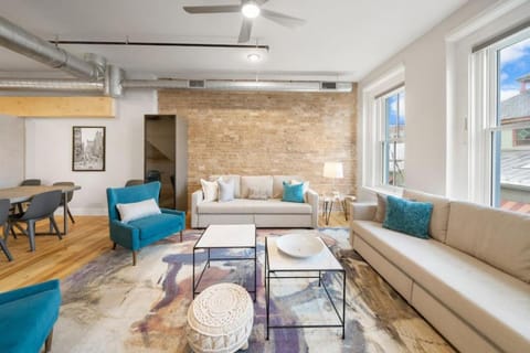 Huge Retrea w Rooftop Deck Stay At Farmers Market House in Over The Rhine