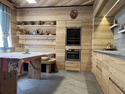 Kitchen or kitchenette, Dining area, dishwasher, minibar, pet friendly, stove