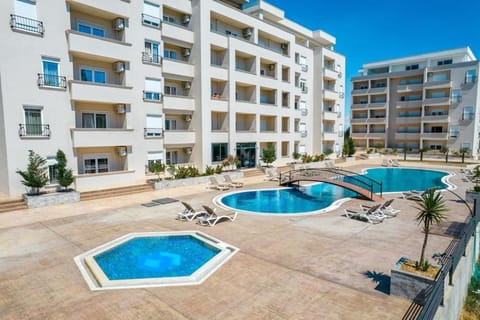 Property building, Day, Pool view, Swimming pool, sunbed