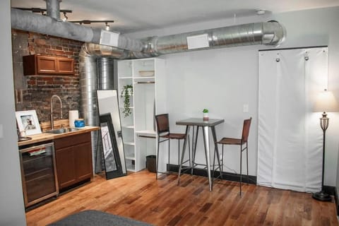 Great Parkside Microapartment Location AND Price Apartment in Over The Rhine