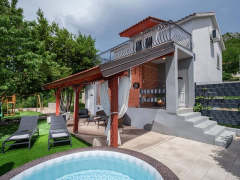 Property building, Day, Balcony/Terrace