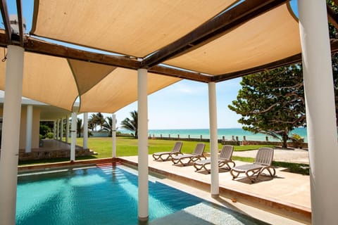Natural landscape, Garden, View (from property/room), Balcony/Terrace, Beach, Swimming pool, sunbed