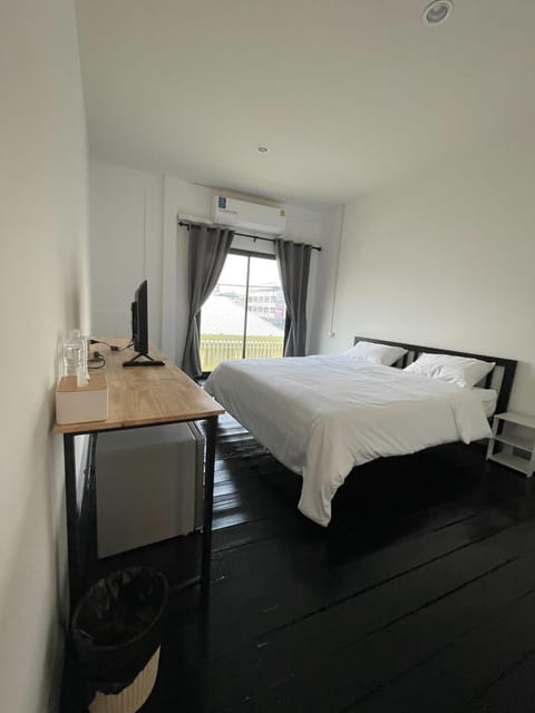 Bed, TV and multimedia, Photo of the whole room, hair dresser