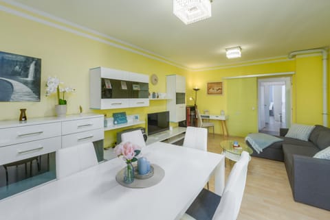 TV and multimedia, Living room, Decorative detail, Seating area