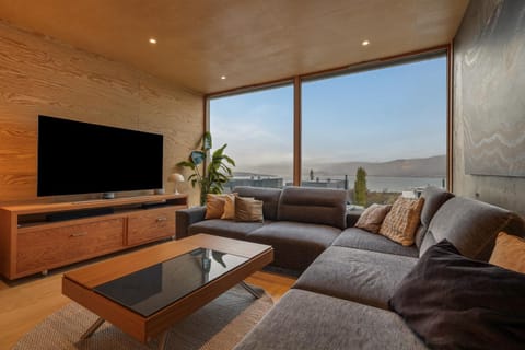 Natural landscape, TV and multimedia, Living room, Seating area, Evening entertainment, Mountain view